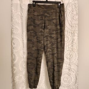 Athleta Brooklyn Textured Lined Jogger Camo Women's Size 12 multiple pockets